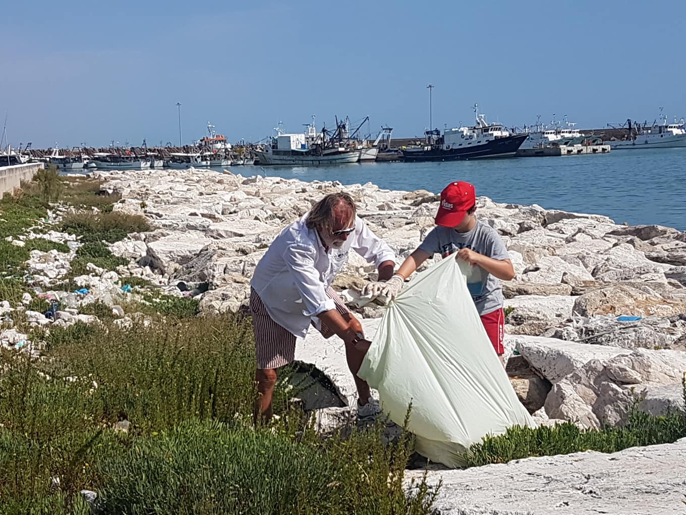 Mauro Pelaschier impegnato nelle attività con i ragazzi del Circolo 