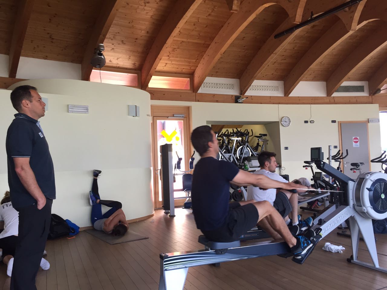 Il preparatore atletico Luca Parisi in palestra con gli atleti del Laser