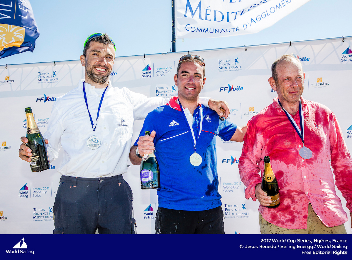 Antonio Squizzato sul podio dei 2.4  (foto Jesus Renedo/SailingEnergy/WorldSailing)